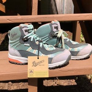 NWT Danner St. Helens Mid Hiking Boots